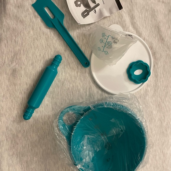 Tupperware Kids’ Baking Set - Picture 2 of 2